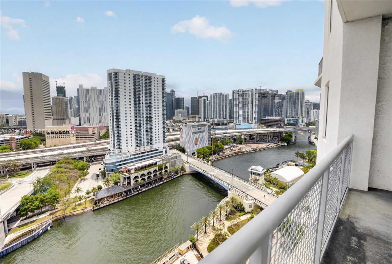 10 SW South River Dr , Unit PHI01, Miami, FL 33130 Photo