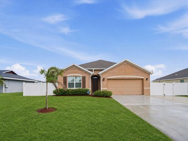428 SE Fairchild Avenue, Port St. Lucie, FL 34984