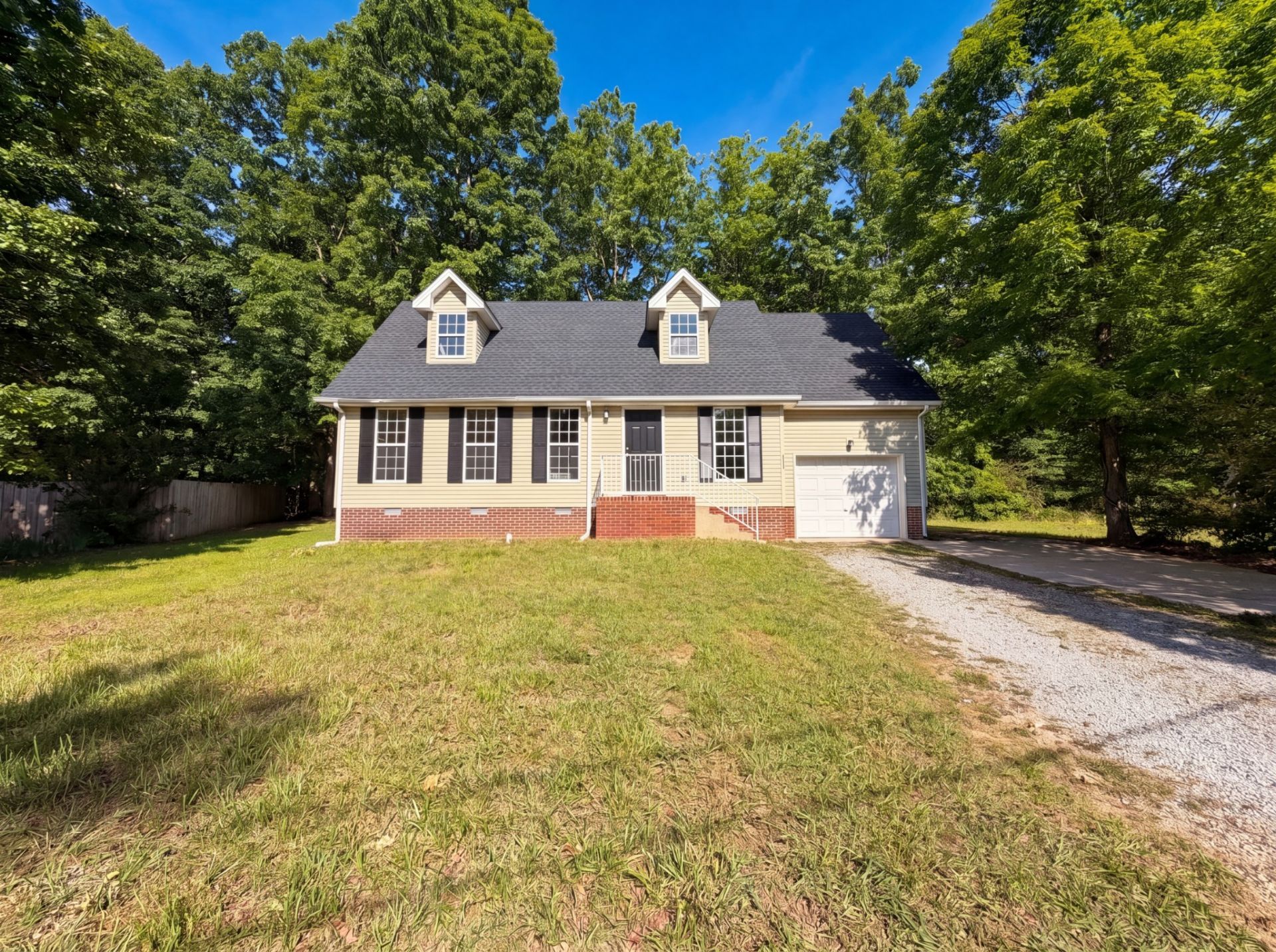 135 Silver Leaf Cir, Dickson, TN 37055 Main Photo
