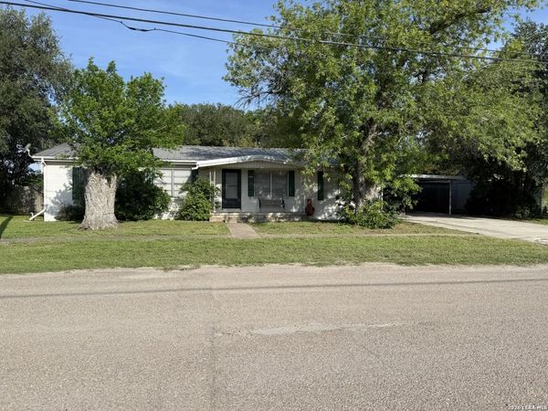208 S Caves, Three Rivers, TX 78071