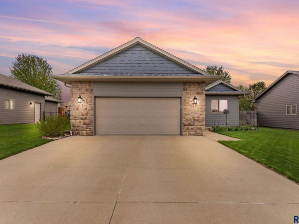 5205 S Sirocco Ave, Sioux Falls, SD 57108