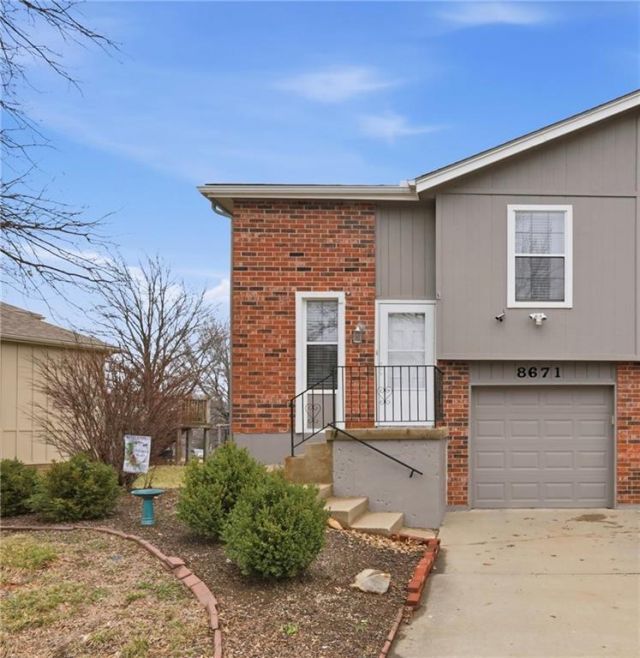 8671 N Hull Avenue, Kansas City, MO 64154 Main Photo