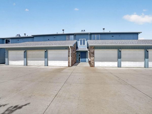 155 E San Marnan Drive, Unit 4, Waterloo, IA 50702