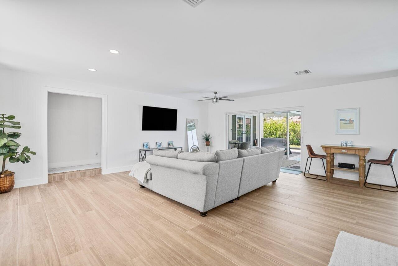 711 SW 25th Place, Boynton Beach, FL 33435 Photo