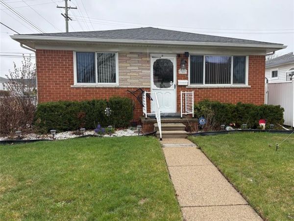 23003 Tuscany Avenue , Eastpointe, MI 48021