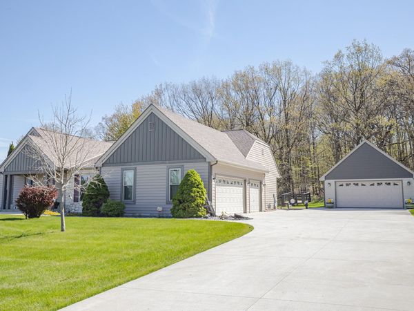 20805 W Windsor Dr, New Berlin, WI 53146