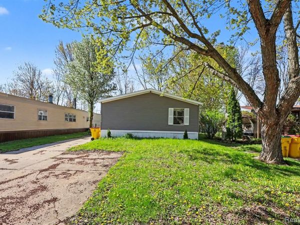 29656 Jamestown Dr , Chesterfield Twp, MI 48051