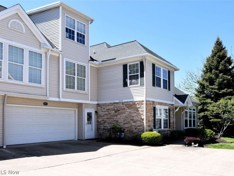 362 E Legend Court, Unit B, Highland Heights, OH 44143 Photo 2