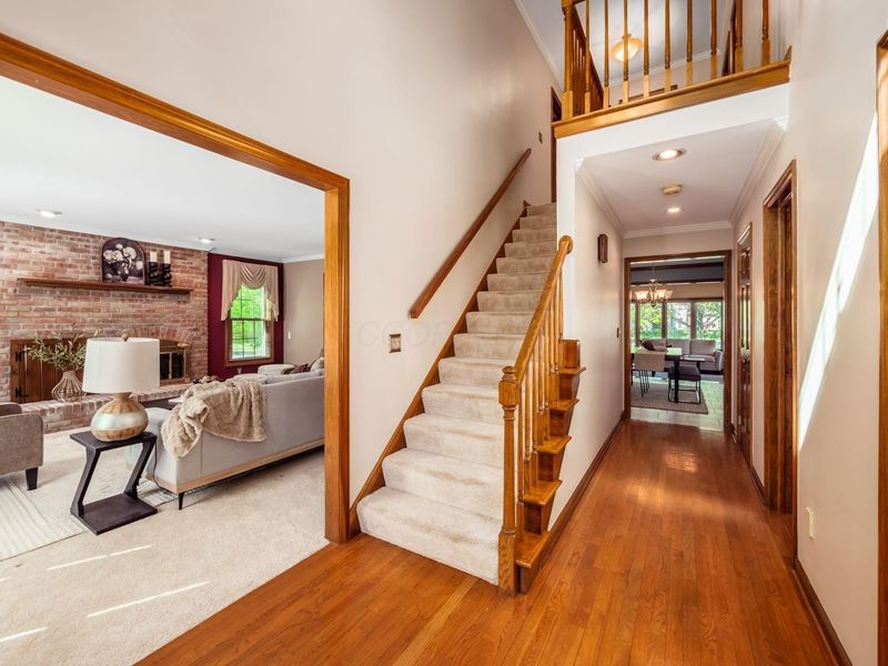 6855 Roundwood Court, Dublin, OH 43016 Photo 2