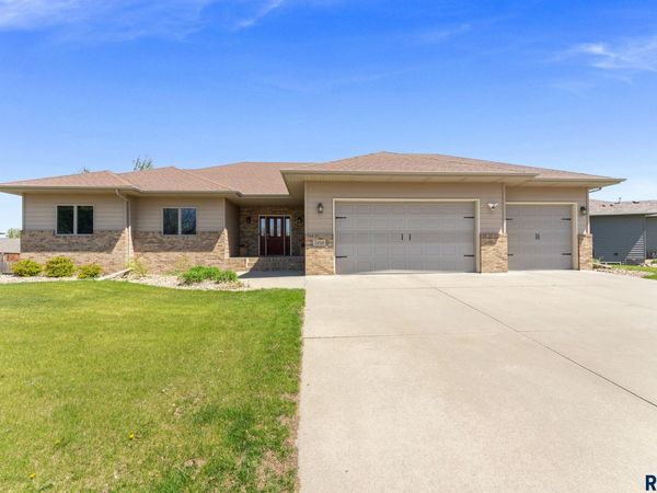 7616 W Stanford Dr, Sioux Falls, SD 57106