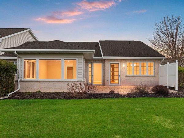 1633 TWIN LAKES CIRCLE, Green Bay, WI 54311