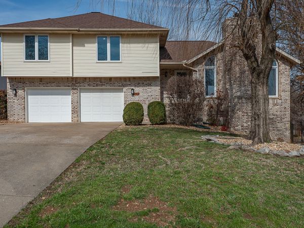 1957 W Nottingham Street , Springfield, MO 65810