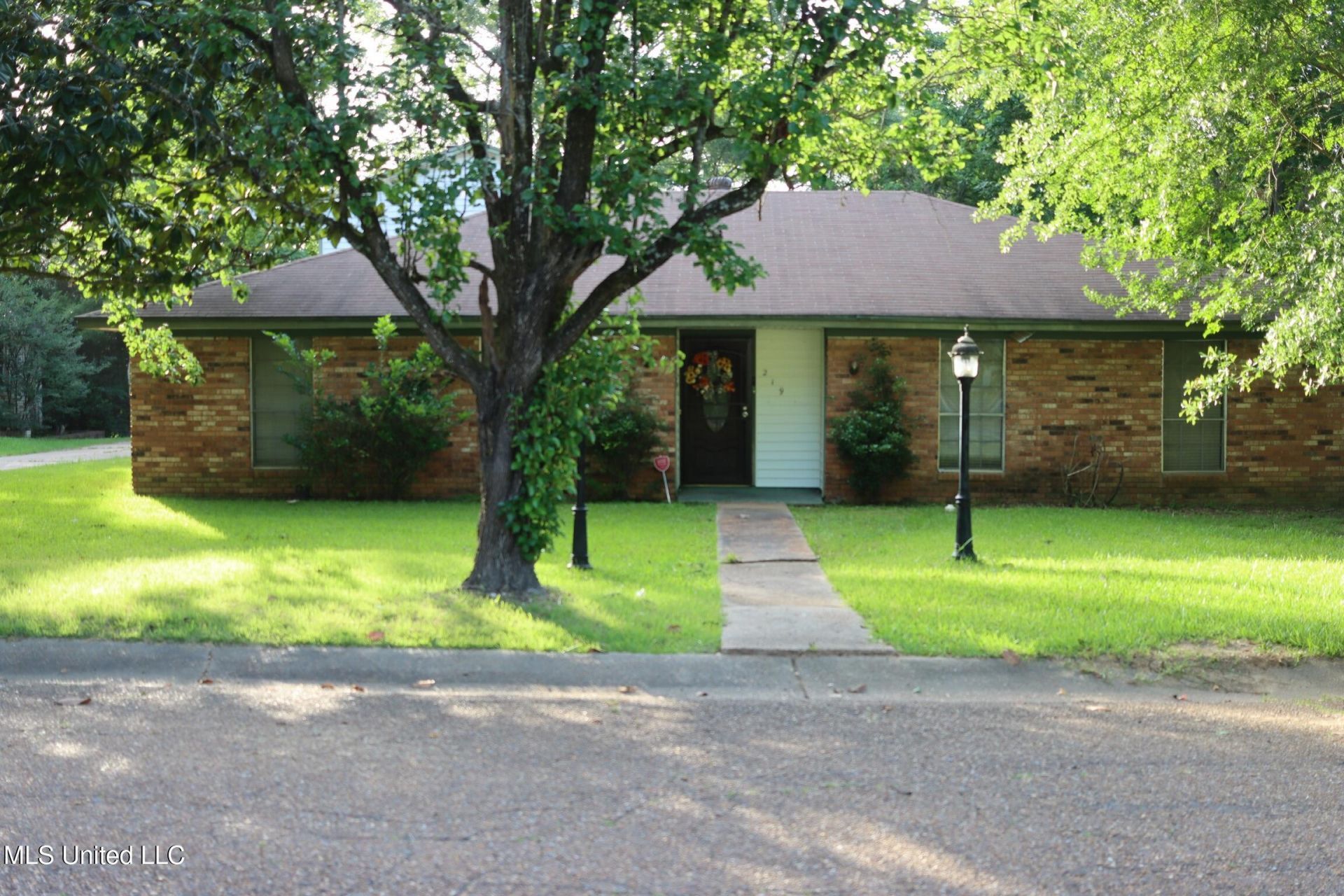 219 Lake Cove Drive, Jackson, MS 39212 Main Photo