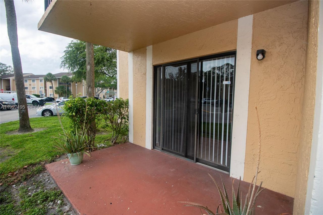 9491 S Palm Cir S , Unit 101, Pembroke Pines, FL 33025 Photo