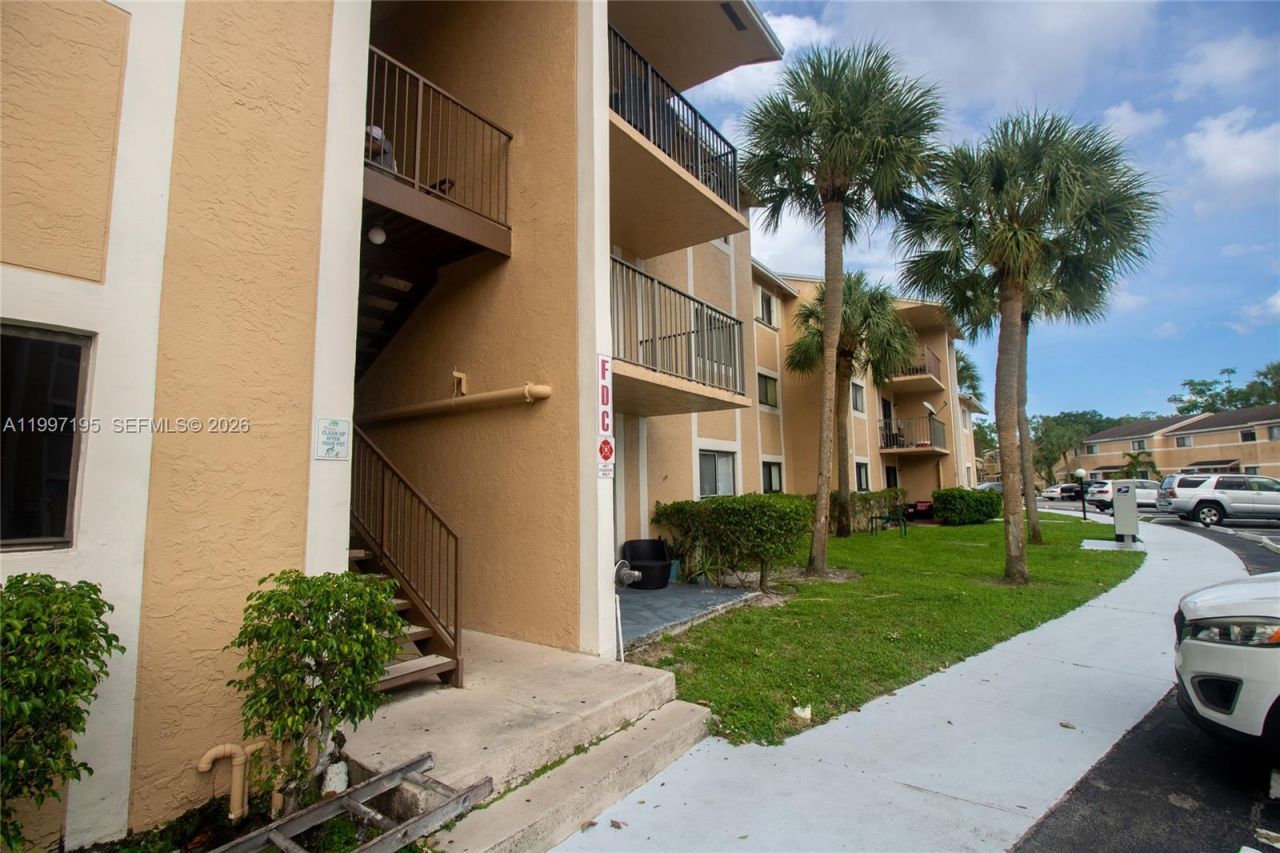 9491 S Palm Cir S , Unit 101, Pembroke Pines, FL 33025 Photo