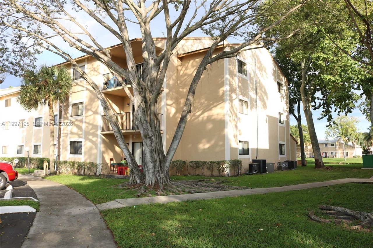 9491 S Palm Cir S , Unit 101, Pembroke Pines, FL 33025 Photo