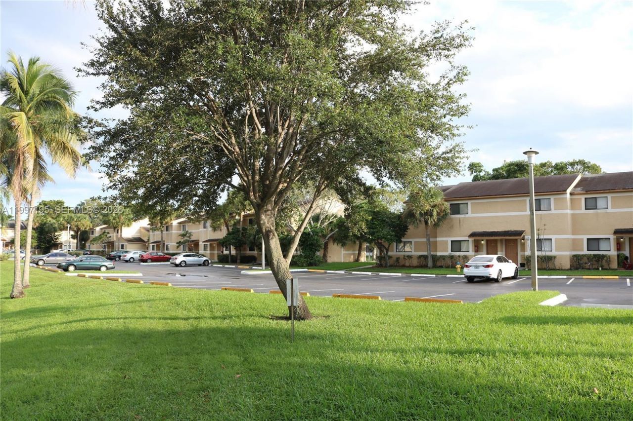 9491 S Palm Cir S , Unit 101, Pembroke Pines, FL 33025 Photo