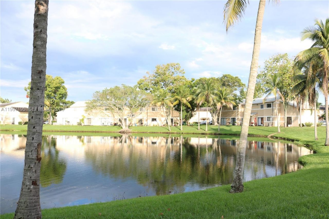 9491 S Palm Cir S , Unit 101, Pembroke Pines, FL 33025 Photo