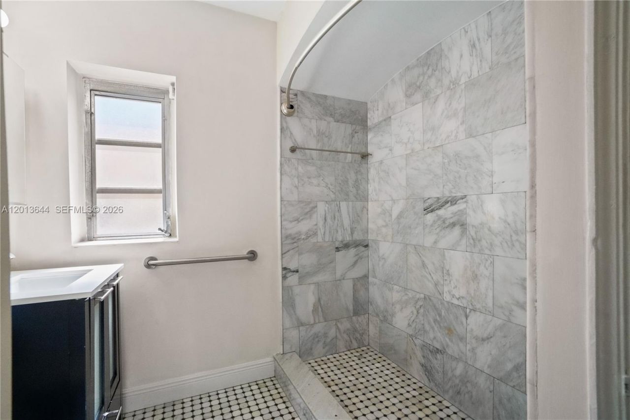 2460 SW 24th St , Miami, FL 33145 Photo