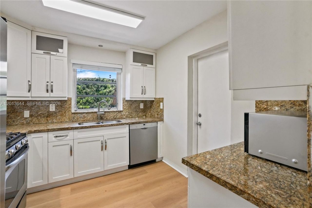 2460 SW 24th St , Miami, FL 33145 Photo