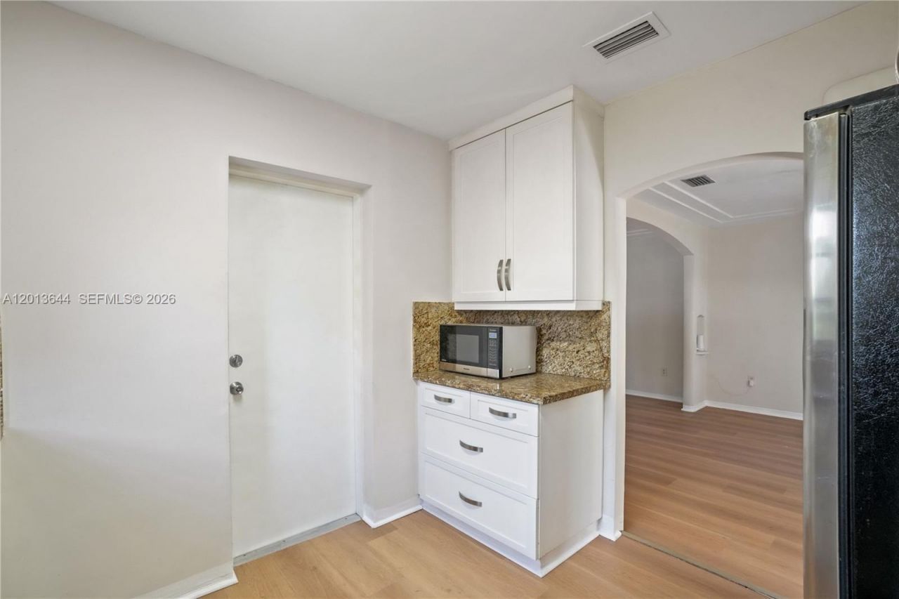 2460 SW 24th St , Miami, FL 33145 Photo