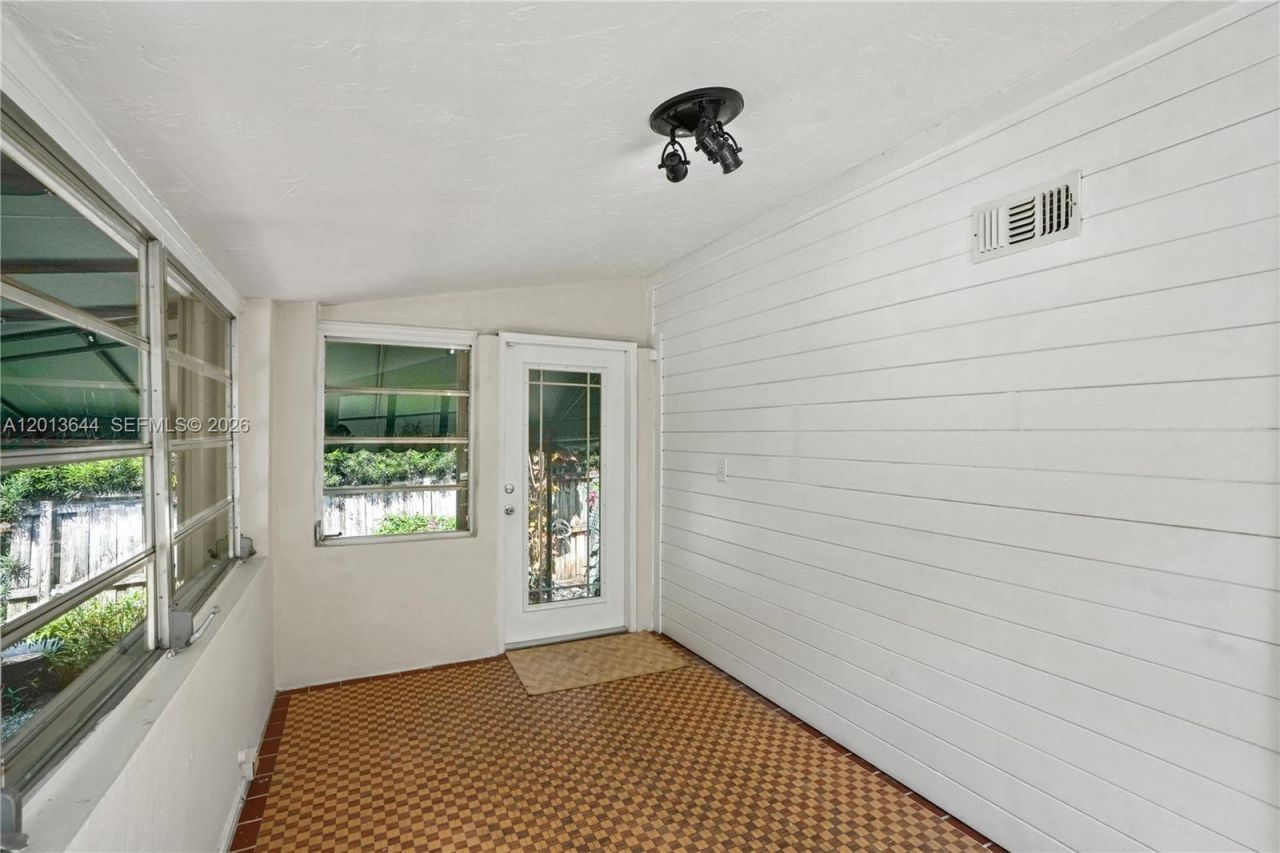 2460 SW 24th St , Miami, FL 33145 Photo