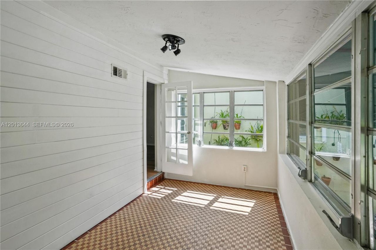 2460 SW 24th St , Miami, FL 33145 Photo