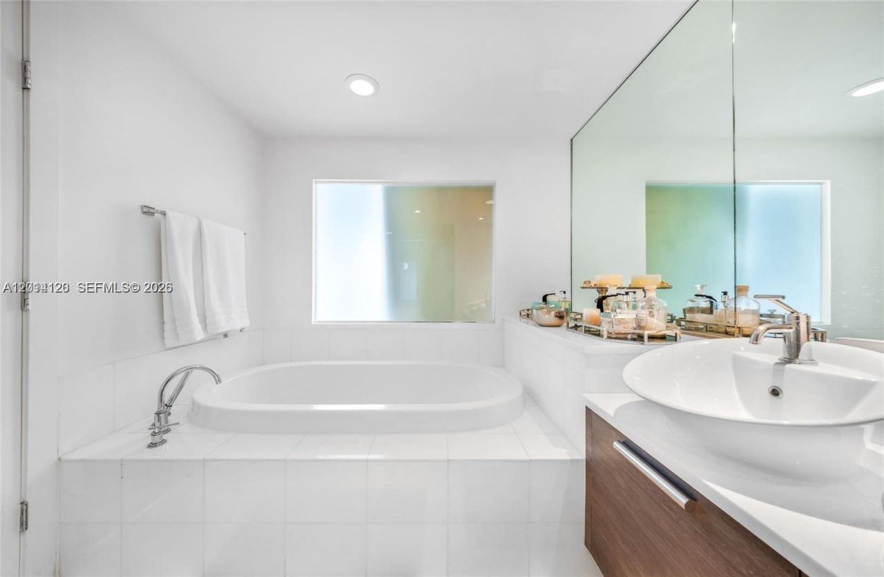 2950 NE 188th St, Unit 547, Aventura, FL 33180 Photo