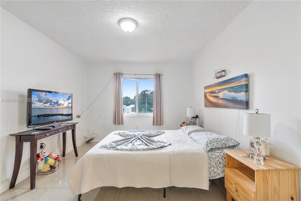 2400 NW 16th St Rd , Miami, FL 33125 Photo