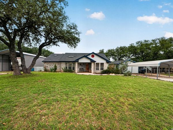 1032 SUMMIT RD, Lakehills, TX 78063