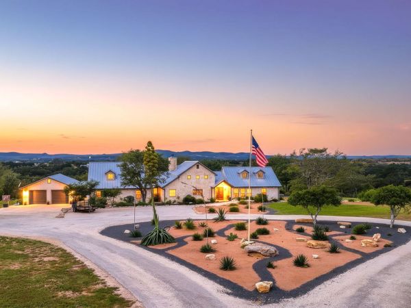 2814 PANTHER HOLLOW DR, Bandera, TX 78003