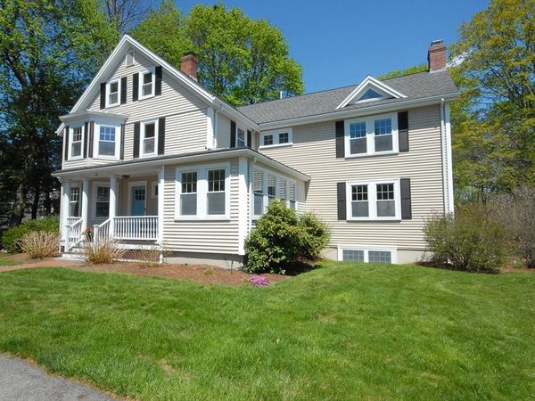 353 Thoreau St, Concord, MA 01742