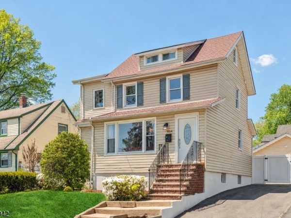 1154 Stasia St, Teaneck, NJ 07666
