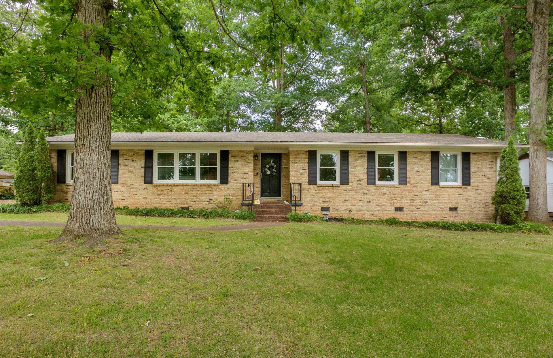 214 Shirley Dr, Florence, AL 35633 Main Photo