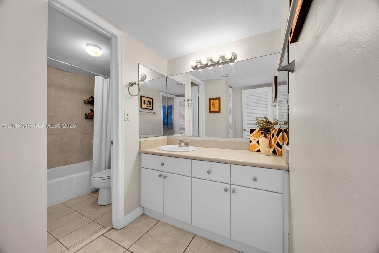 2016 Bay Dr, Unit 604, Miami Beach, FL 33141 Photo