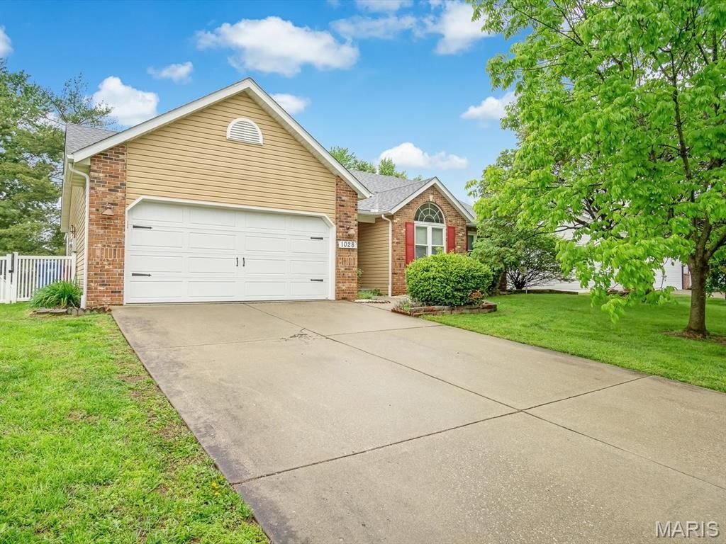 1028 Meadow Lake Drive, Maryville, IL 62062 Main Photo