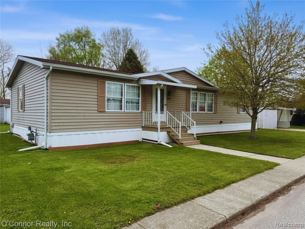 3333 Ravenswood Road, Marysville, MI 48040 Main Photo