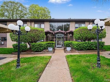 995 N Cass Lake Road, Waterford Twp, MI 48328
