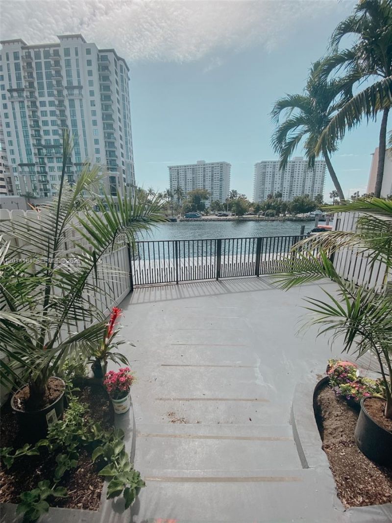 316 Poinciana Dr, Unit 808, Sunny Isles Beach, FL 33160 Photo