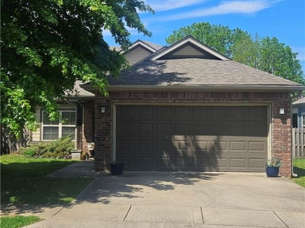 2637 N Sierra Avenue , Fayetteville, AR 72703