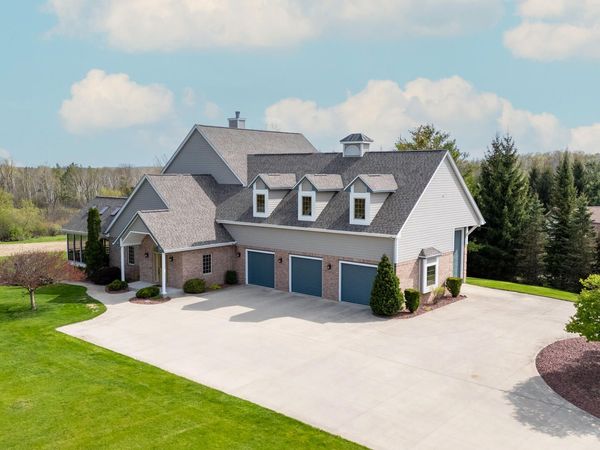 7636 Fairway Ln, Farmington, WI 53090