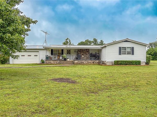 1095 Highway 235 , Yellville, AR 72687