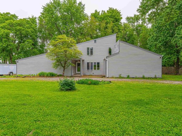 1122 E PINE Street, Mason City, IL 62664
