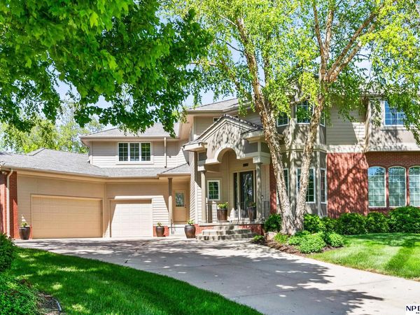16026 Lake Circle, Omaha, NE 68116
