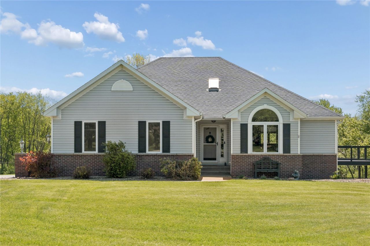 3313 Cedar Hill Drive Ne, Solon, IA 52333 Main Photo