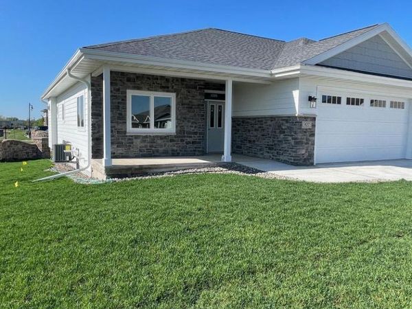 827 Vineyard Drive, Cambridge, WI 53523
