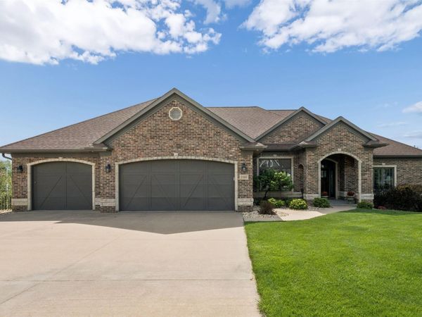 2101 Wedgewood Drive, Dubuque, IA 52002