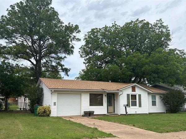 1002 W Bloodworth, Olney, TX 76374