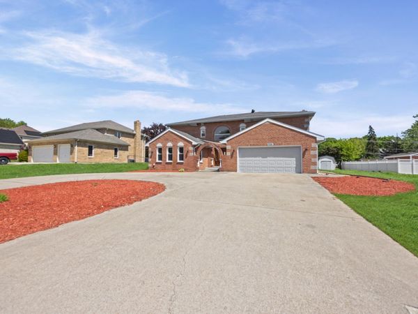 725 N 8th Avenue , Addison, IL 60101