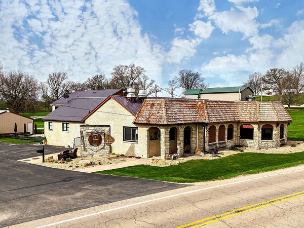 30824 Olde Hawkeye Drive, Dyersville, IA 52040